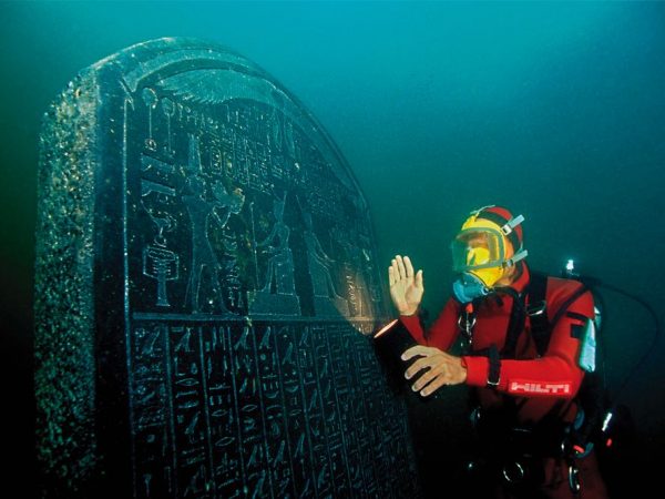 Karin Linxweiler Osiris Expo Museum Rietberg ZH_Stele Thonis-Heracleion Egypt. Christoph Gerigk © Franck Goddio - Hilti Foundation